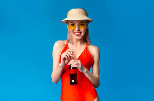 Bebida de verano. Feliz chica joven en traje de baño disfrutando de dulce bebida refrescante — Foto de Stock