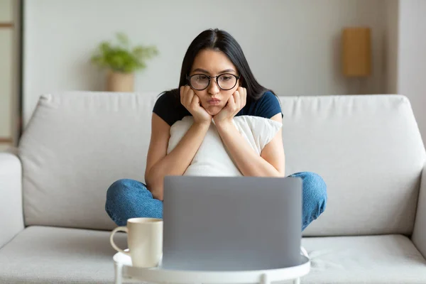 Werkloze freelancer meisje op laptop zitten hebben geen werk binnen — Stockfoto