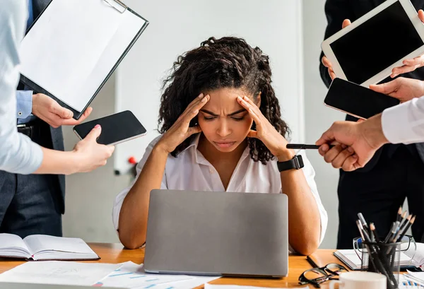 Överarbetad affärsdam sitter stressad i moderna kontoret — Stockfoto