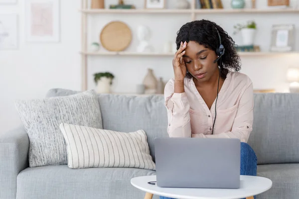 Deadline stress. Uitgeput zwart vrouwelijke freelancer moe werken op laptop thuis — Stockfoto