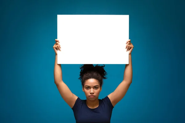 Mujer afroamericana protestando con pancarta en blanco , —  Fotos de Stock