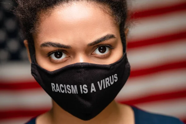 Ritratto di donna nera che indossa maschera protettiva con testo Il razzismo è un virus — Foto Stock