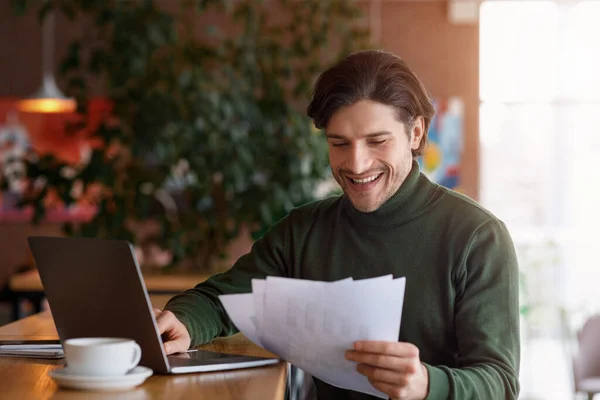 Happy man ondernemer werken met documenten in cafe — Stockfoto