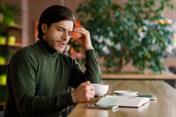 Καταθλιπτικός άνθρωπος που έχει προβλήματα με τη δουλειά, πίνοντας καφέ στο καφέ — Φωτογραφία Αρχείου