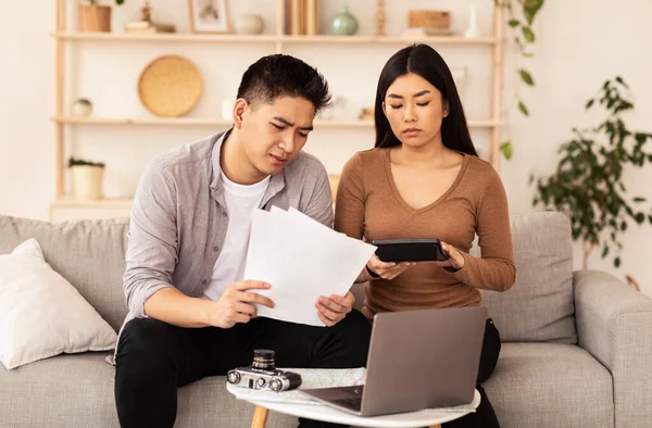 Asiatique couple calcul vacances tournée dépenses assis intérieur — Photo