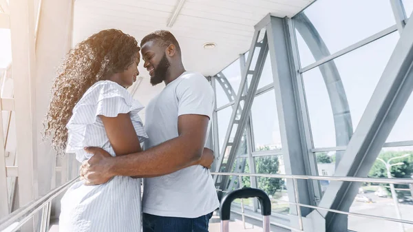 Casal romântico preto abraçando no terminal do aeroporto antes da partida — Fotografia de Stock