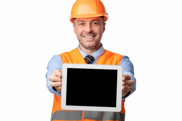 Builder Man Εμφάνιση Οθόνης Tablet Posing over White Φόντο, Mockup — Φωτογραφία Αρχείου