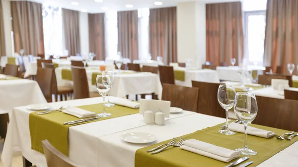 Beautiful table setting in interior of empty restaurant — Stock Photo, Image