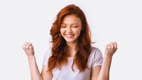 Opgewonden tiener meisje gebaren ja schudden vuisten, panorama, studio schot — Stockfoto