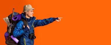 Boş alanı gösteren büyük sırt çantalı Hicker.