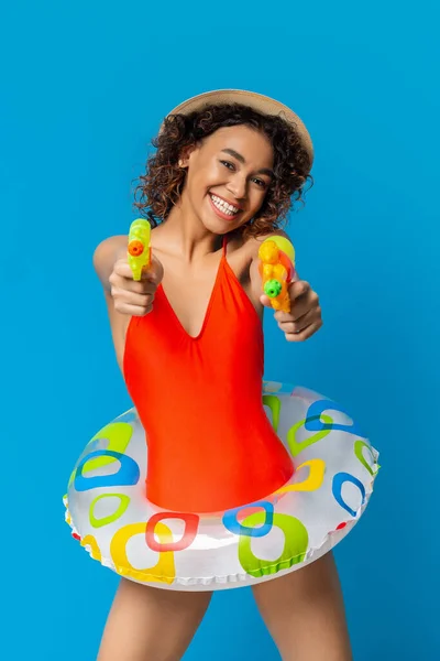 Menina Africano alegre em maiô Playfully visando com armas de água na câmera — Fotografia de Stock