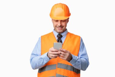 Smartphone kullanan inşaat işçisi Beyaz Stüdyo Arkaplanında Duruyor