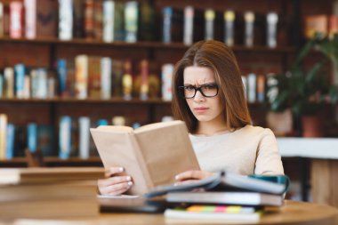 Üniversitedeki sınavlara hazırlanan yanlış anlaşılmış kız öğrenci.