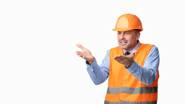 Descontente Trabalhador da Construção Gesturing posando em fundo branco, Panorama — Fotografia de Stock