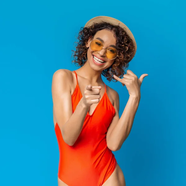 Chica negra juguetona en bikini apuntando a la cámara, invitando a la fiesta en la playa —  Fotos de Stock