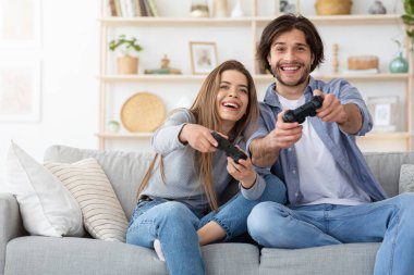 Eğlenceli aile hafta sonları video oyunlarını seviyor