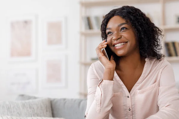 Modern İletişim. Telli neşeli siyah kadın evde cep telefonuyla konuşuyor. — Stok fotoğraf
