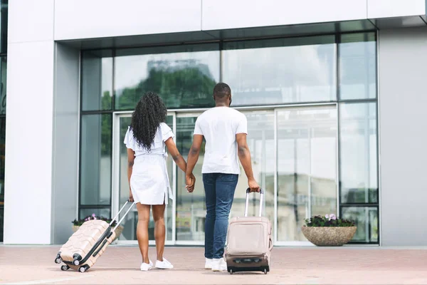 Reinício dos voos. Casal Africano Americano Caminhando Com Malas, Entrando Aeroporto — Fotografia de Stock