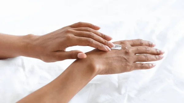 Prevenção de mãos secas. Creme de aplicação feminino preto para hidratação da pele — Fotografia de Stock