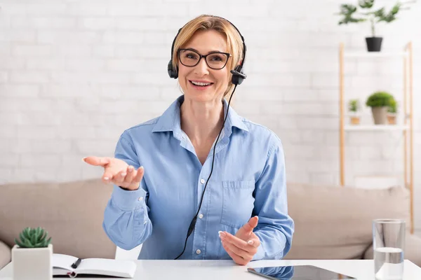 Dukungan konsultan. Wanita profesional berkomunikasi dengan klien dengan headset — Stok Foto