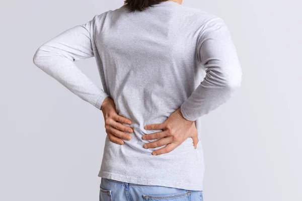 복통 과 요통이요. 남자는 허리 아래의 통증으로 고생한다 — 스톡 사진