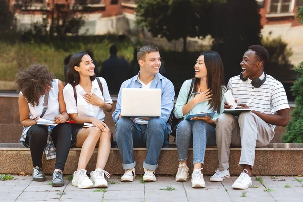 Pause entre les classes. Des étudiants heureux assis sur le banc du campus universitaire — Photo