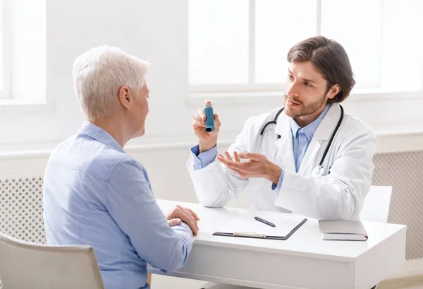 Arzt erklärt Seniorin Tabletten-Plan — Stockfoto