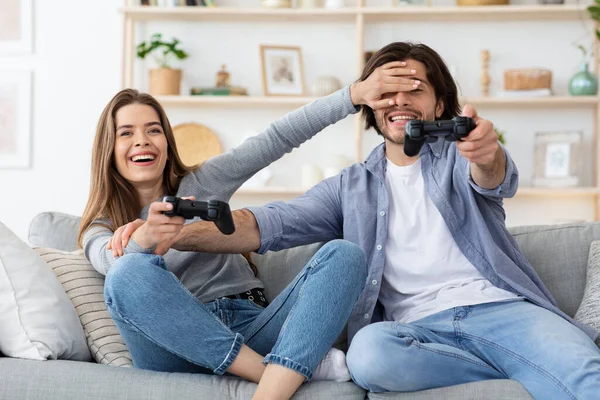 Ekscytujący mężczyzna i kobieta grający w gry wideo w domu — Zdjęcie stockowe