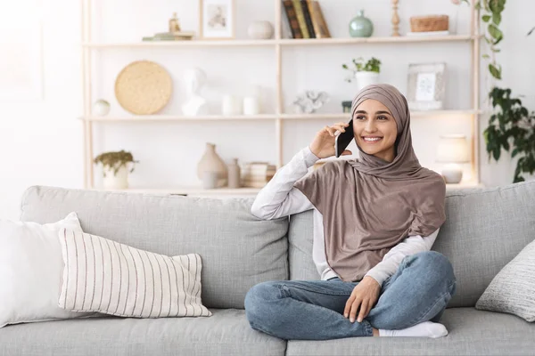 Happy Arabic Girl In Headscarf Talking On Cellphone At Home — Stok Foto
