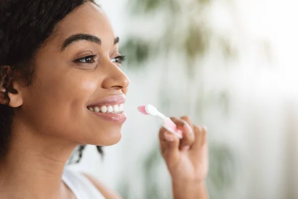 Salud dental. Mujer negra feliz sosteniendo el cepillo de dientes, lista para cepillarse los dientes —  Fotos de Stock