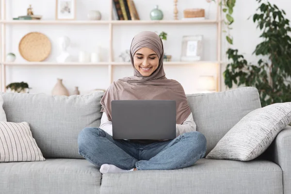 Serbest Kavram. Evde dizüstü bilgisayarla çalışan başörtülü, pozitif müslüman kadın. — Stok fotoğraf