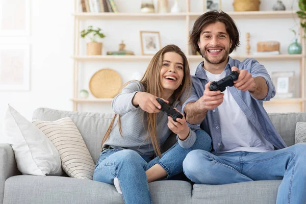 Játékos család élvezi videojátékok hétvégén — Stock Fotó