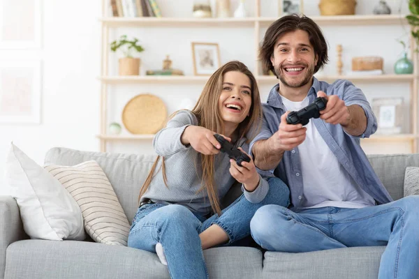 Speelse familie genieten van videospelletjes in het weekend — Stockfoto