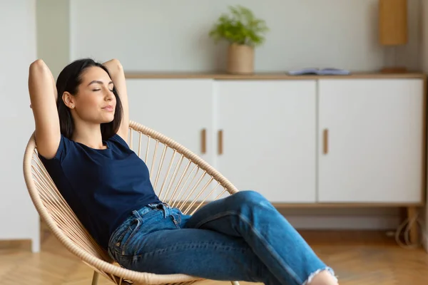 Mujer sentada en silla con los ojos cerrados Descansando en casa — Foto de Stock