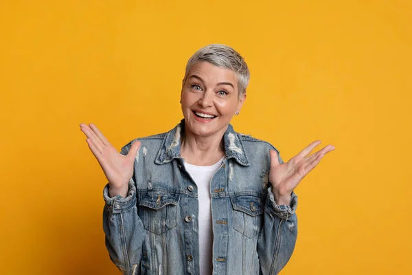 Felizmente sorprendido. Retrato de mujer madura alegre levantando las manos con emoción —  Fotos de Stock