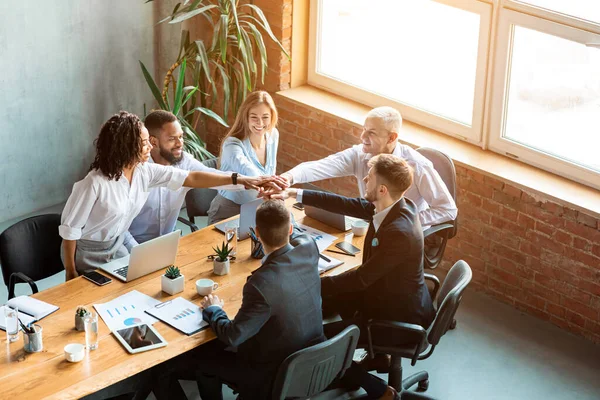 Affärskollegor som håller händerna under Corporate Teambuilding Meeting In Office — Stockfoto