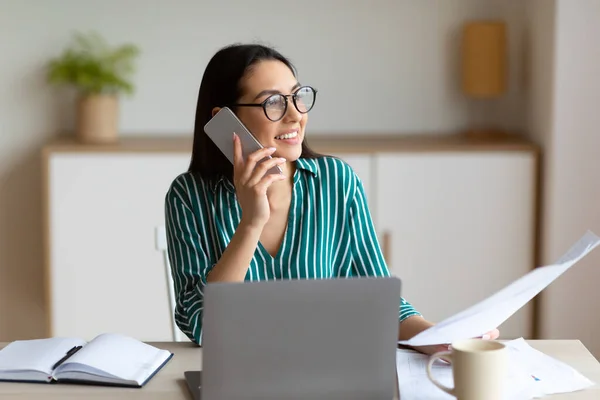 Jonge zakenvrouw praten op mobiele telefoon Onderhandelen Papieren zitten in Office — Stockfoto