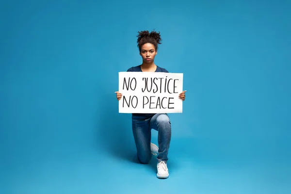 Mujer negra protestando con cartel No Justice No Peace — Foto de Stock