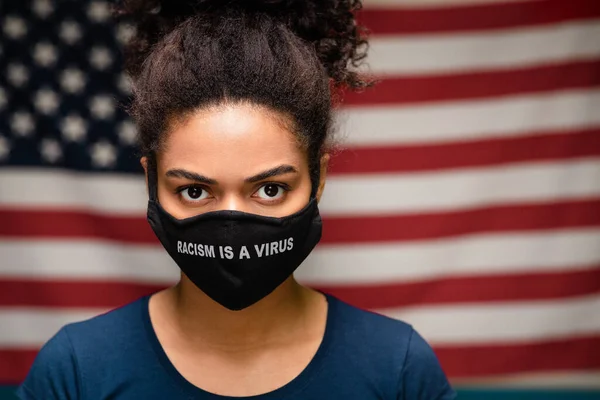 Μαύρη γυναίκα φορώντας προστατευτική μάσκα κείμενο Ο ρατσισμός είναι ένας ιός — Φωτογραφία Αρχείου