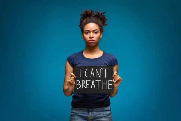 Μαύρη γυναίκα κρατώντας αφίσα με κείμενο που δεν μπορώ να αναπνεύσω — Φωτογραφία Αρχείου