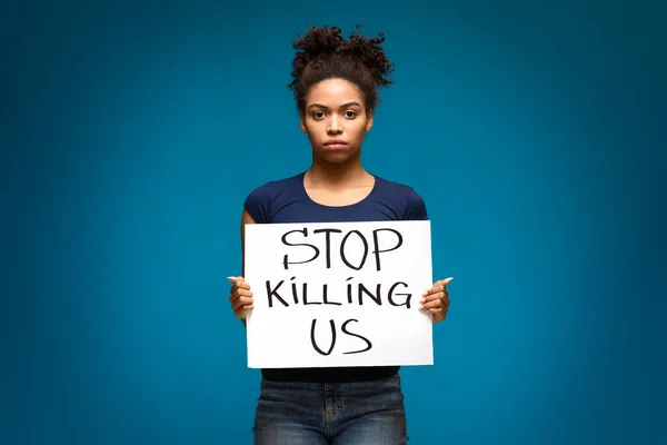 Mujer afroamericana de pie con pancarta Stop Killing Us — Foto de Stock