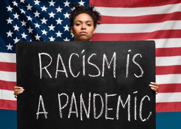 举着海报的非裔美国妇女种族主义是一种大流行病 — 图库照片