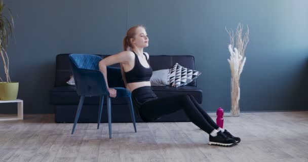 Fitness menina agachamento inclinado terras na cadeira — Vídeo de Stock