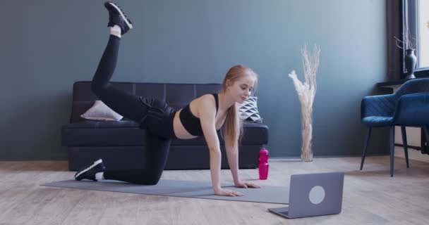 Menina jovem trabalhando com treinador on-line, olhando para laptop — Vídeo de Stock