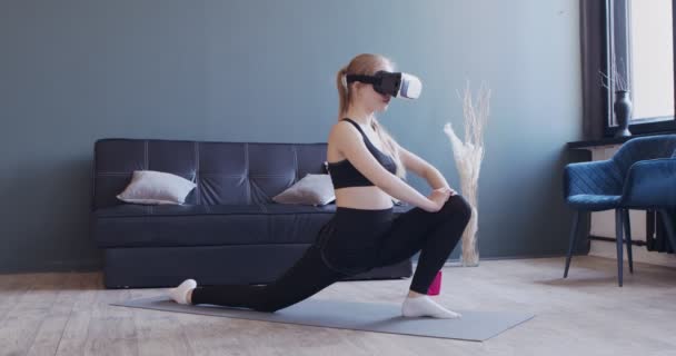 Ragazza in VR auricolare facendo stretching allenamento a casa — Video Stock