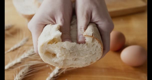 Kvinna bryta i halv nybakat bröd — Stockvideo