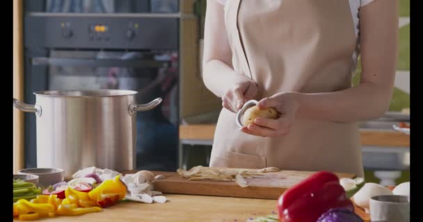 Primo piano della donna pelare le patate con uno strumento speciale — Video Stock