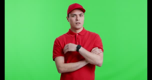 Repartidor pensativo en uniforme rojo sacudiendo la cabeza no — Vídeos de Stock