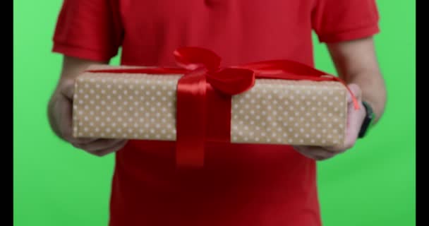 Courier giving gift box to camera, chroma key background — Stock Video