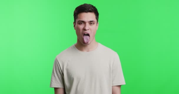 若いです培養されていない男彼の舌を突き出す — ストック動画